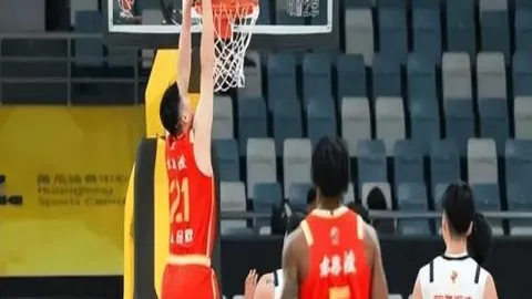 维尼修斯向阿根廷球员展示：双冠王荣耀在握